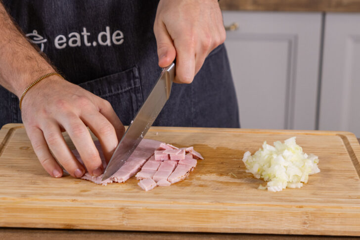 Schinken und Zwiebel würfeln
