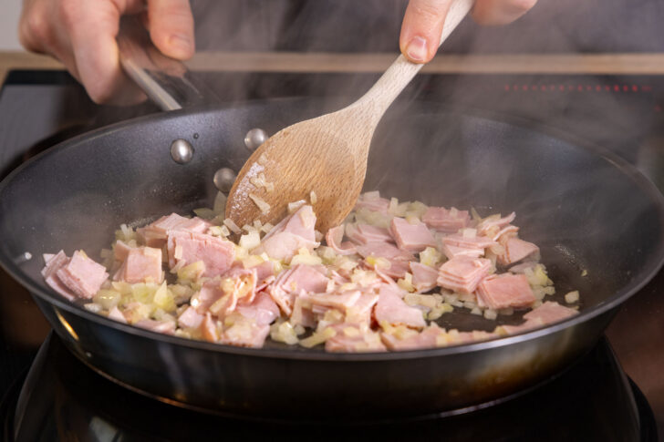 Schinken und Zwiebel in Pfanne braten