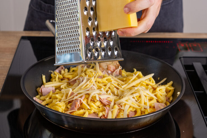 Käse zu den Spätzle reiben