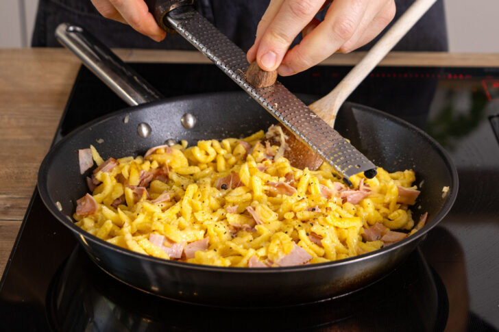 Schinken-Käsespätzle mit Muskat würzen