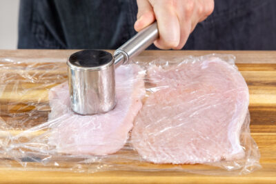 Schnitzel platt klopfen