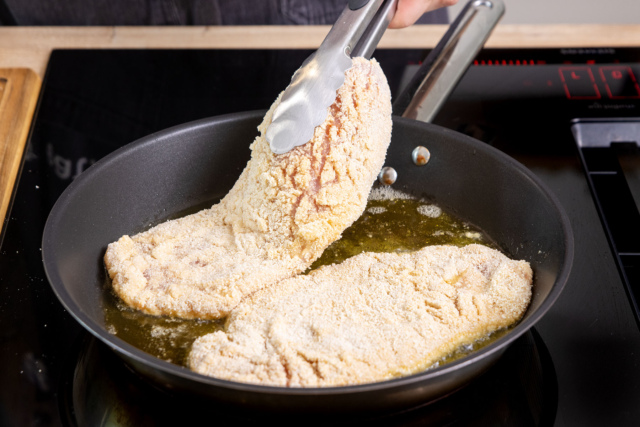 Panierte Hähnchenschnitzel: knusprig &amp; einfach | Rezept
