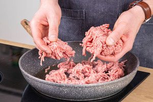 Hackfleisch in Pfanne geben