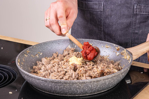 Tomatenmark dazugeben
