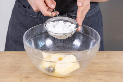 Puderzucker zur Butter geben