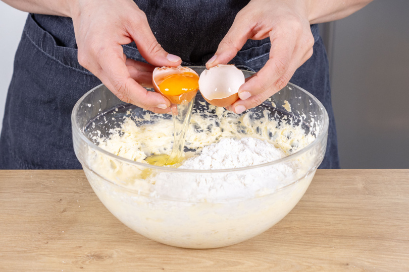 Ei und Mehl zur Buttermischung geben