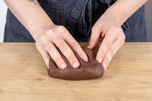 dunklen Teig verkneten