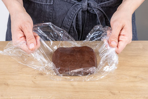 dunklen Teig in Frischhaltefolie wickeln