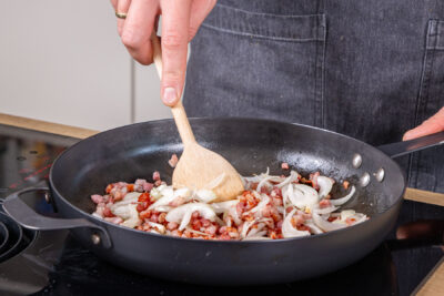 Speck und Zwiebel anbraten