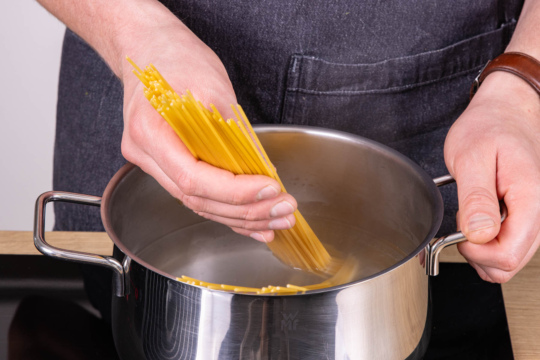 Spaghetti in Salzwasser legen