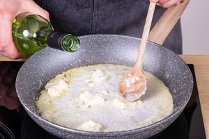mit Weißwein ablöschen
