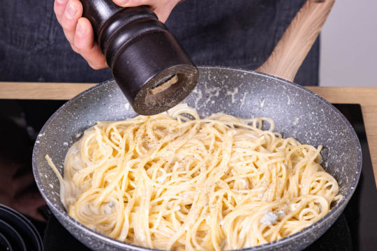 Spaghetti al Gorgonzola abschmecken