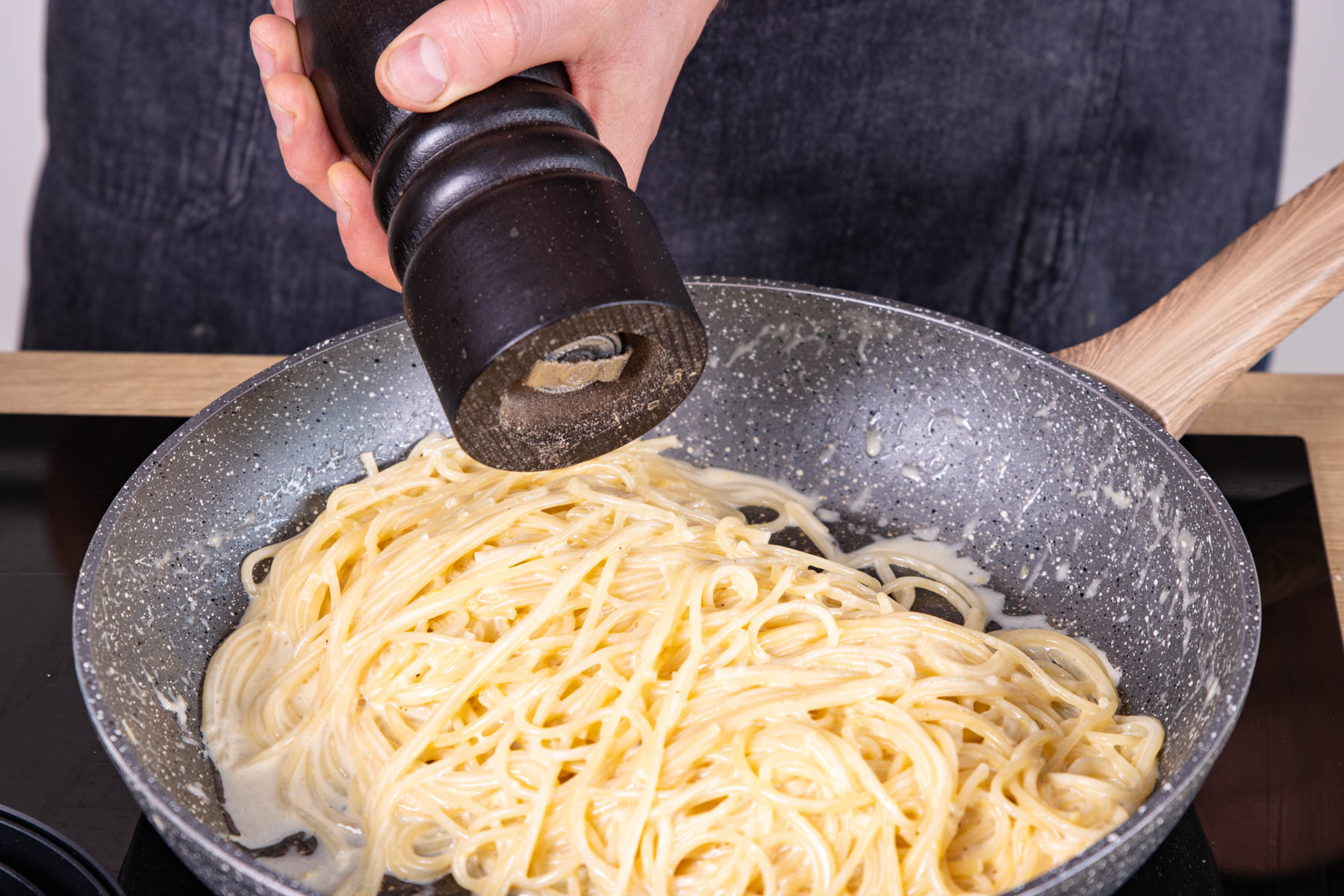 Spaghetti al Limone abschmecken