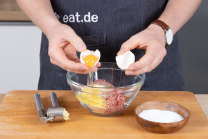 Eier zum Hackfleisch geben.