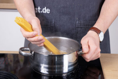 Spaghetti kochen.