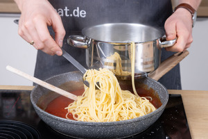 Spaghetti in Tomatensauce geben.