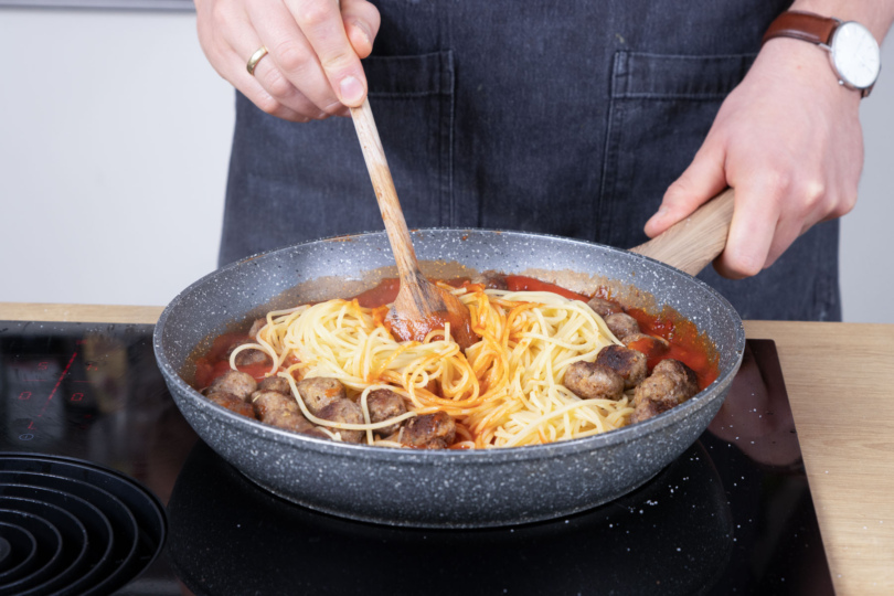 Spaghetti mit Hackfleischbällchen in Tomatensauce.