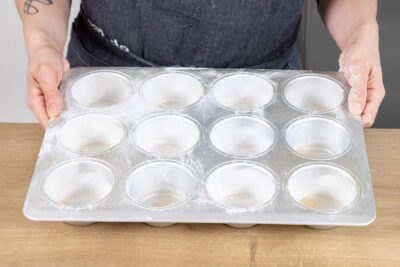 Muffinform für die Spaghetti-Muffins vorbereiten