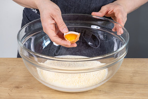 Eigelb zu der Sahne und dem Parmesan geben