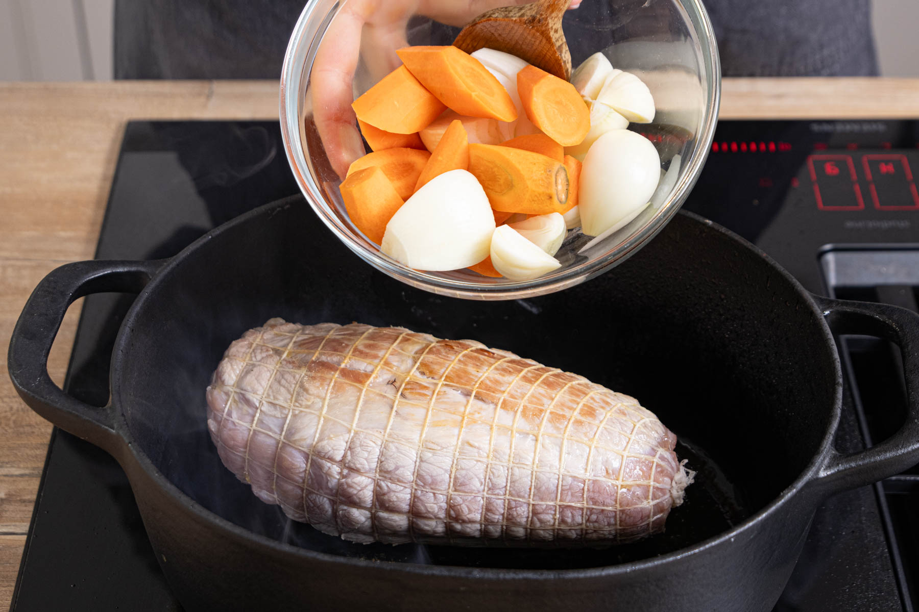 Wurzelgemüse zum Fleisch geben
