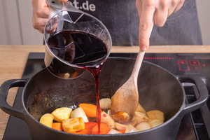 mit Rotwein ablöschen