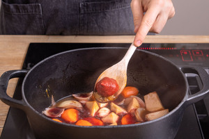 Tomatenmark dazu geben