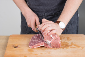 Spießbraten aufschneiden