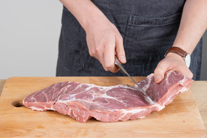 Spießbraten aufschneiden