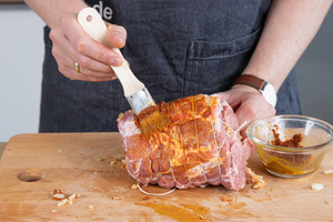 Spießbraten einstreichen