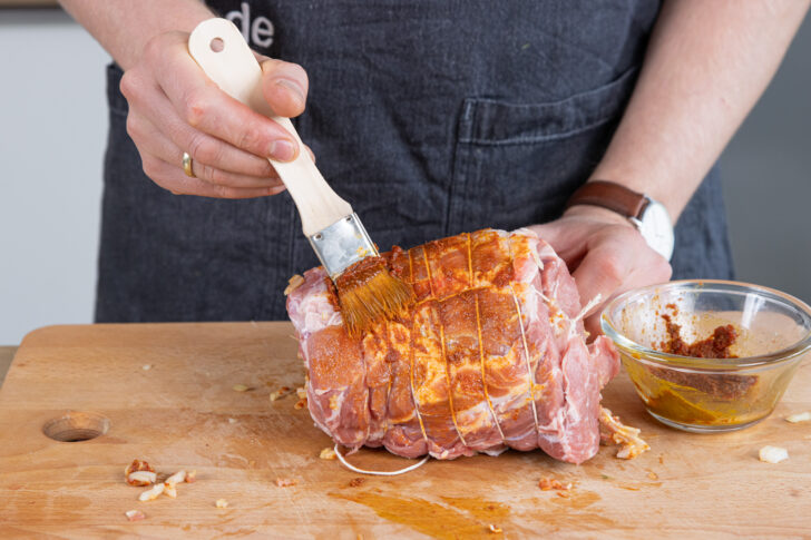 Spießbraten einstreichen