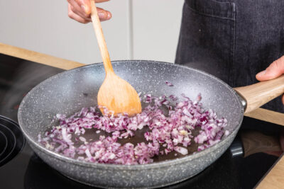 Zwiebeln & Knoblauch anschwitzen