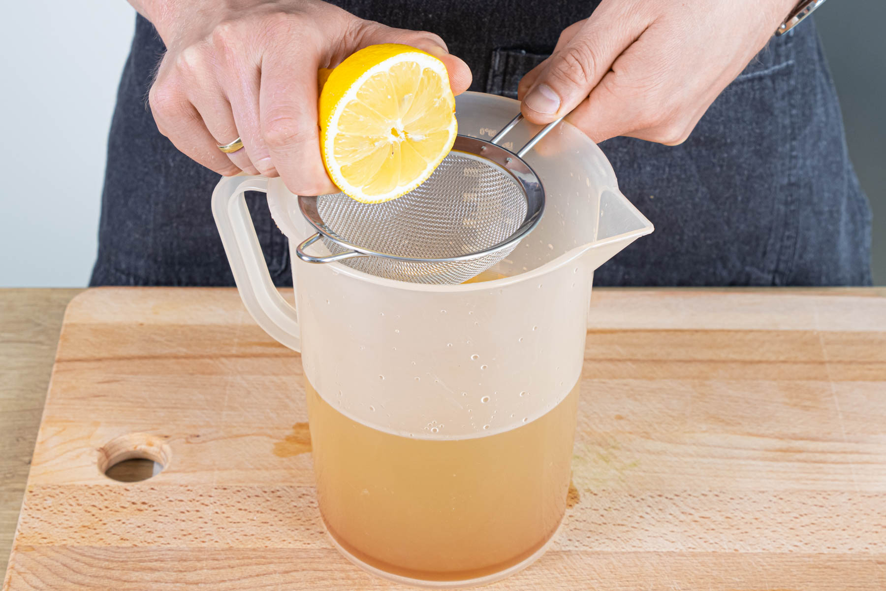 Apfelessig, Honig und Zitronensaft zum Ingwertee geben und verrühren