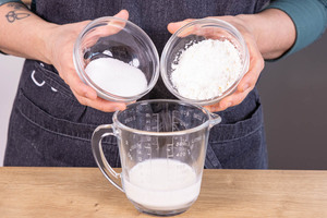 Zucker & Speisestärke zur Milch geben