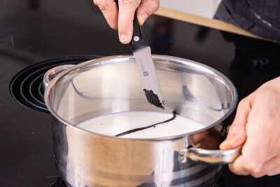 Vanillemark zur Milch geben