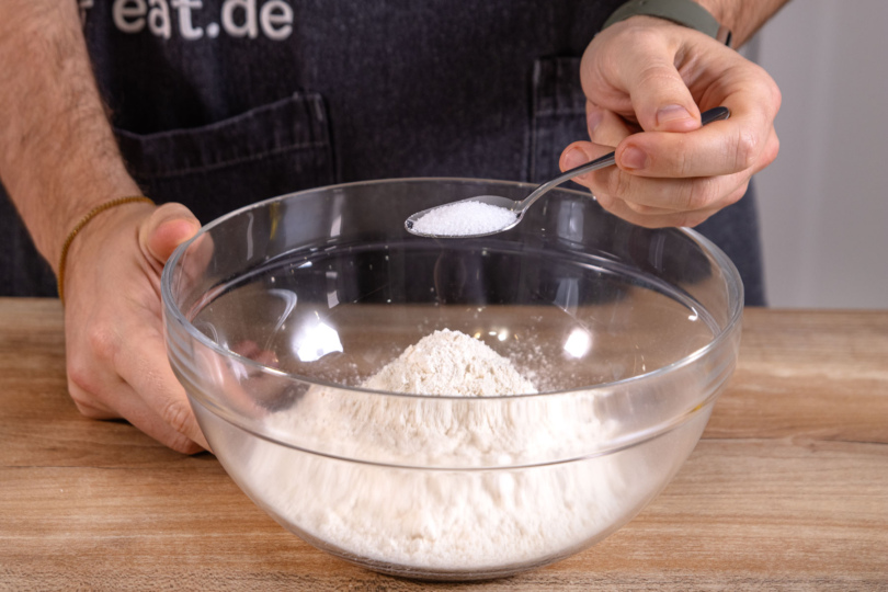 Mehl mit Salz und Zucker mischen