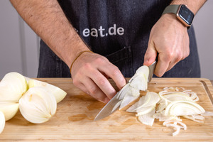 Zwiebeln in dünne Streifen schneiden