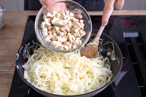 Tofu in Pfanne geben