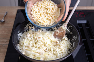 Veganen Käse in Pfanne geben
