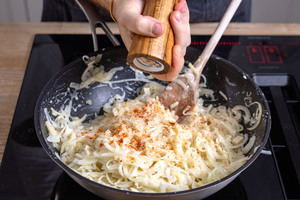 Zwiebelfüllung würzen