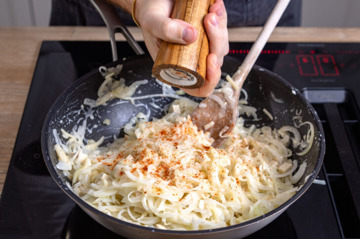 Zwiebelfüllung würzen