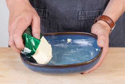Auflaufform mit Margarine einfetten