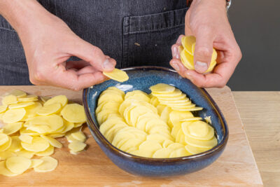 Kartoffelscheiben in Form schichten