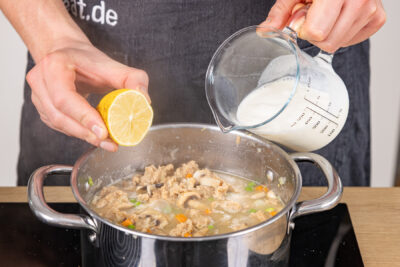 Vegetarisches Hühnerfrikassee abschmecken