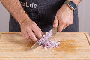 Schalotte würfeln