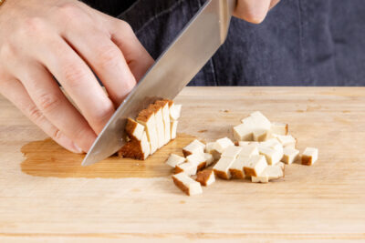 Räuchertofu in Würfel schneiden