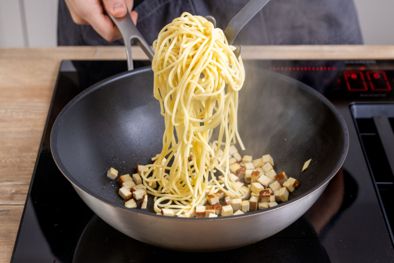 Spaghetti zu den Tofuwürfeln geben