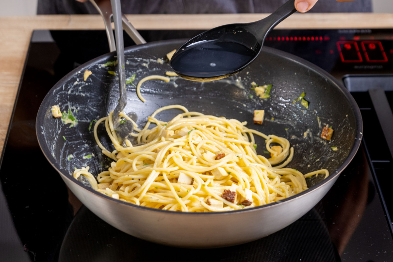 Pastawasser zu den vegetarischen Spaghetti Carbonara geben