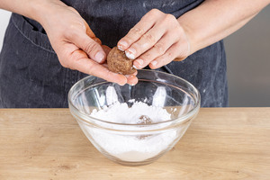 Weihnachtsbrötchen in Puderzucker wälzen