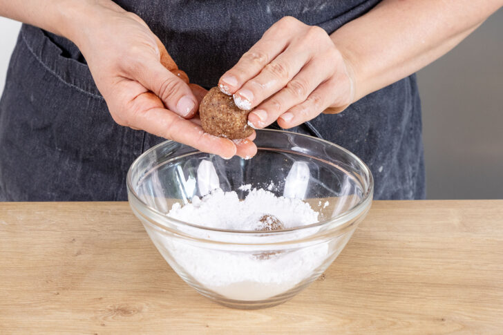 Weihnachtsbrötchen in Puderzucker wälzen