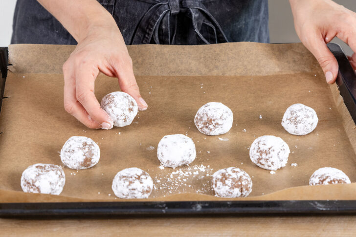 Weihnachtsbrötchen auf das Backblech legen